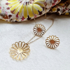 Collier acier inoxydable pendentif fleur striée 0124032