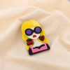 Broche fantaisie Femme blonde aux lunettes résine et métal 0525024 jaune