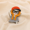 Broche fantaisie Jeune fille à casquette résine métal 0525029 gris clair