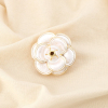 Broche aimantée camélia métal émaillé 0526039 blanc
