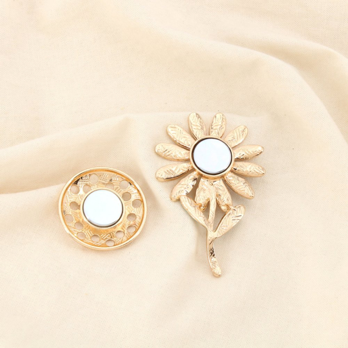 Broche aimantée marguerite métal émaillé strass 0526041 marron