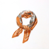 Foulard satin plissé motif cachemire polyester 0726527 orange foncé