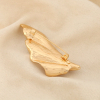 Broche épingle métal feuille stylisée martelée 0526518 doré