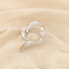 Broche épingle métal ajouré ruban fluide martelé 0526519 argenté