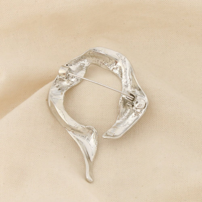 Broche épingle métal ajouré ruban fluide martelé 0526519 argenté